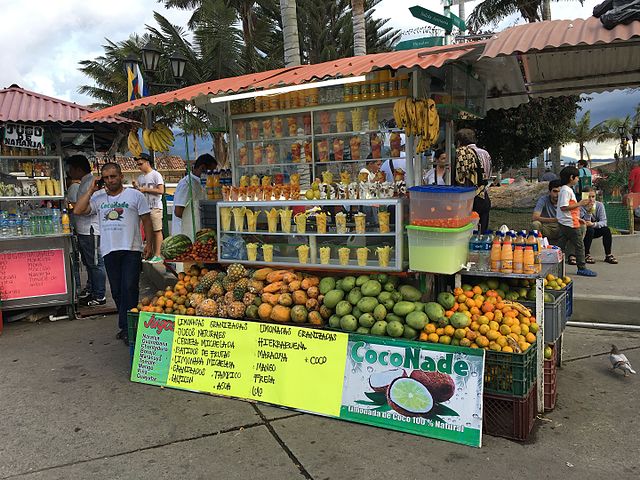Un puesto de batidos de frutas en el Mercado de Agricultores de Quindio, Colombia